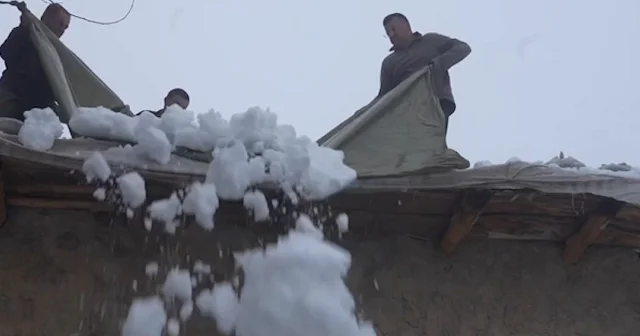Hakkari’de damlarda naylonlu kar mesaisi VİDEO İZLE