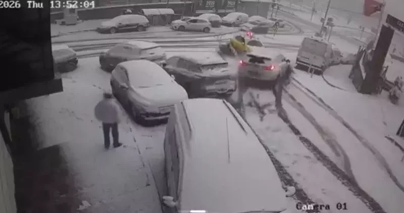 Kağıthane’de karlı yolda kayıp 5 araca çarptı; motokurye ölümden döndü taksici alkollü çıktı