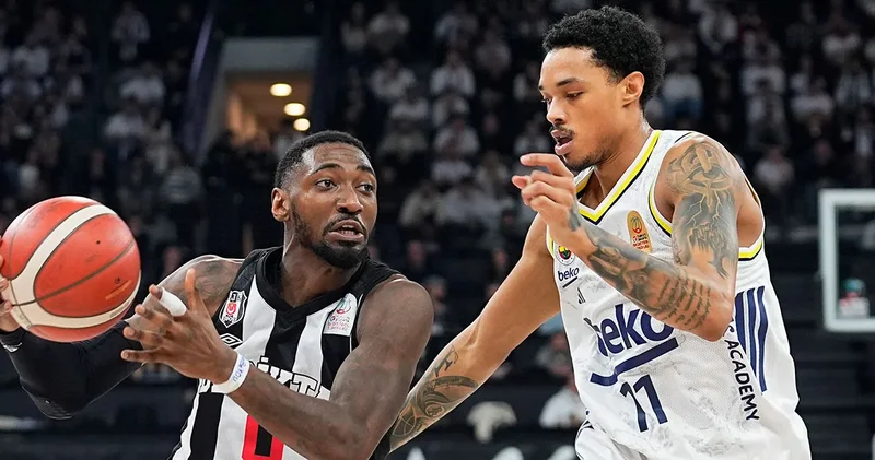 Beşiktaş Fenerbahçe maçı yarıda kaldı: Hakemler soyunma odasına gitti