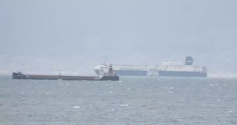 Yük gemileri, fırtına nedeniyle Edremit Körfezi ne demirledi