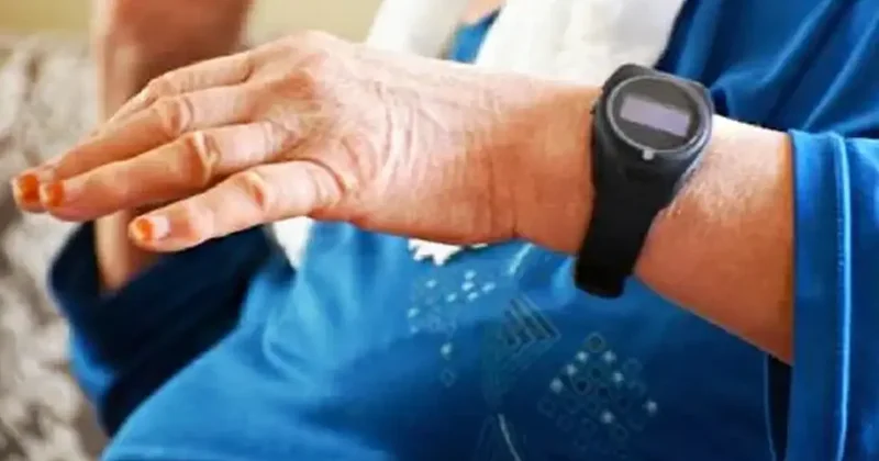 Yaşlıları akıllı bileklikle koruma dönemi! 7/24 takip bir şehirde başladı
