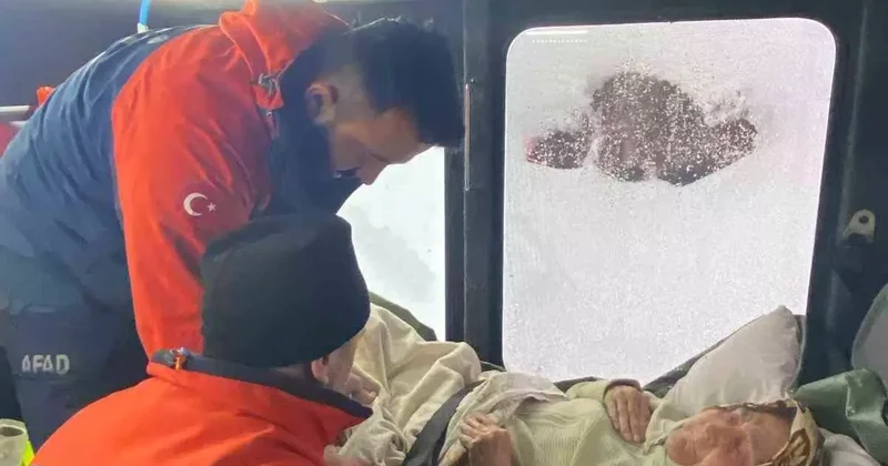 Kastamonu’da rahatsızlanan yaşlı kadını, AFAD ekipleri hastaneye ulaştırdı