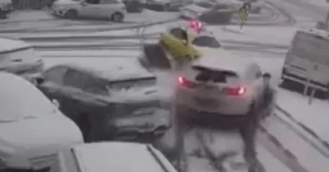 Kağıthane’de karlı yolda kayan otomobil dehşet saçtı VİDEO İZLE