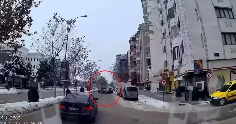 Elazığ’da dar yolda drift atan otomobil kamerada