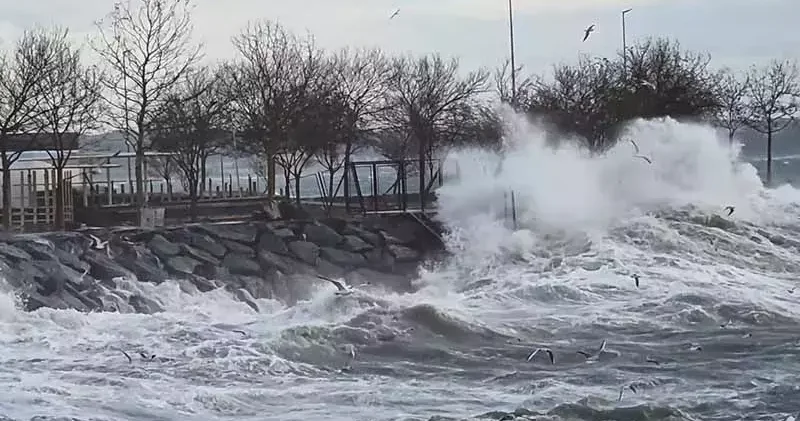 İstanbul’da lodos etkili oldu; dalgalar mendirekleri aştı