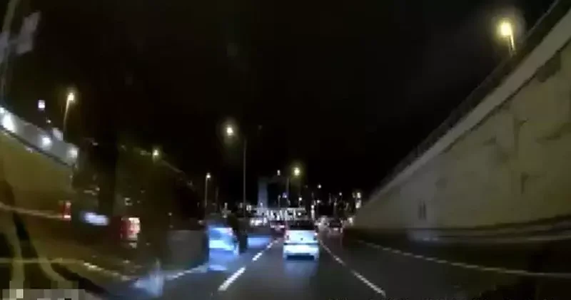 Şile Otoyolu nda makas atan minibüsün kaza yaptığı anlar kamerada