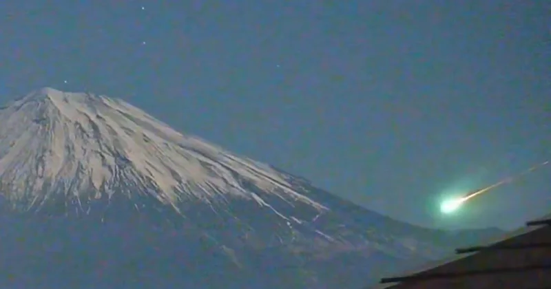 Dünyanın konuştuğu dağa ateş topu yağmaya başladı Sözcü Gazetesi