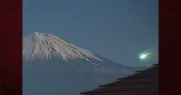 Fuji Dağı üzerinde beliren ışık hüzmesi geceyi aydınlattı! O anlar kameralara yansıdı