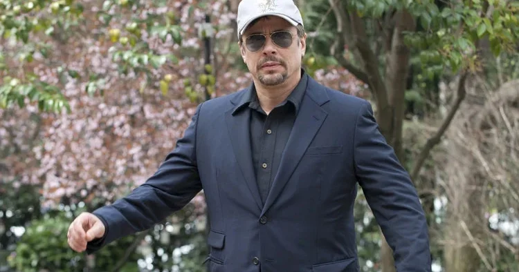 Yakışıklı deseniz değil... Hatta fazla kilosu bile var... Keşke 9 yaşındayken kaybettiği annesi de bugünleri görseydi... Karizması perdeden taşıyor!