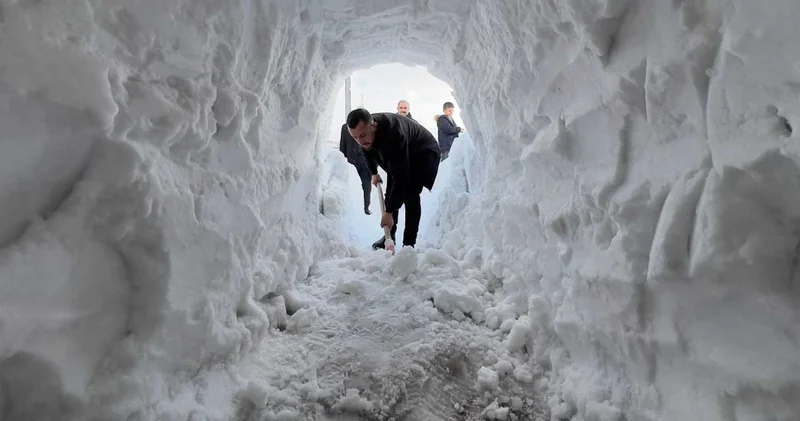 2 metre kar yağdı: Dükkanın önünü açmak için tünel açtı