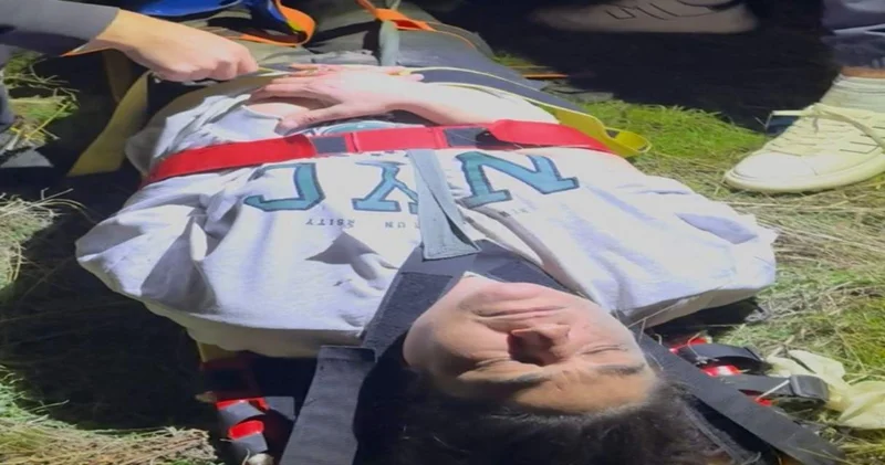 Vadiye düşen kadın ağaçlara takılarak hayatta kaldı