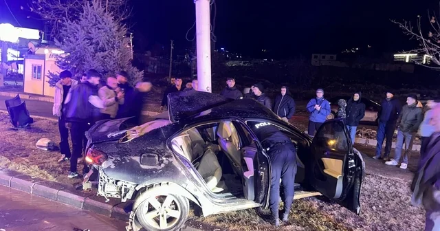 Kontrolden çıkan araç, trambüs direğine çarptı: 1 ağır yaralı Malatya Haberleri