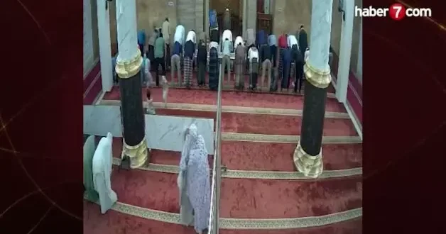 Endonezya da camide korku dolu anlar: Panel çocuğun üzerine devrildi