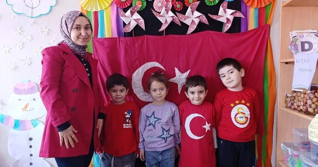 Hisarcık ta minikler sınıfları için Türk bayrağını kendi elleri ile dikti Kütahya Haberleri