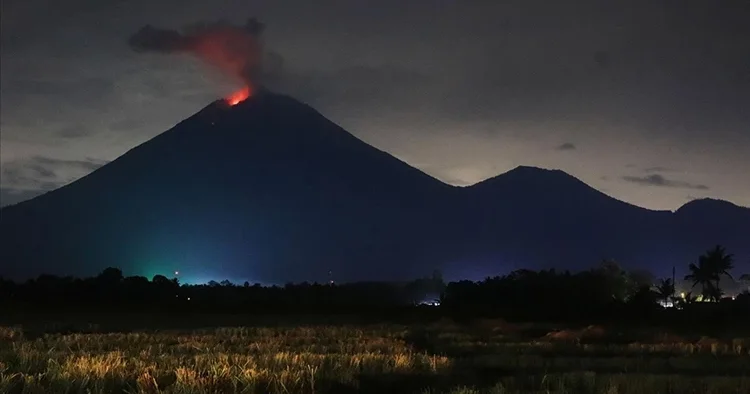 Endonezya da Semeru Yanardağı nda peş peşe patlamalar