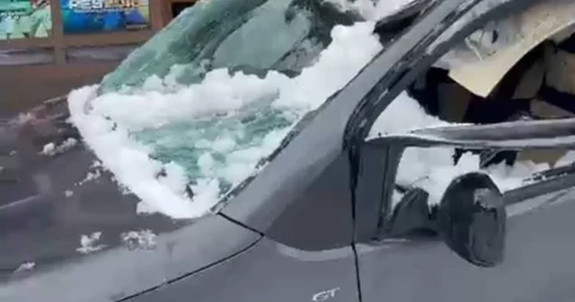 Park halindeki aracın üzerine çatıdan kar kütlesi düştü Bitlis Haberleri