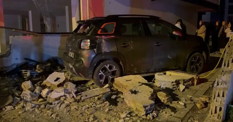 Sultanbeyli de otomobil park halindeki 4 araca ve iş yerine çarptı