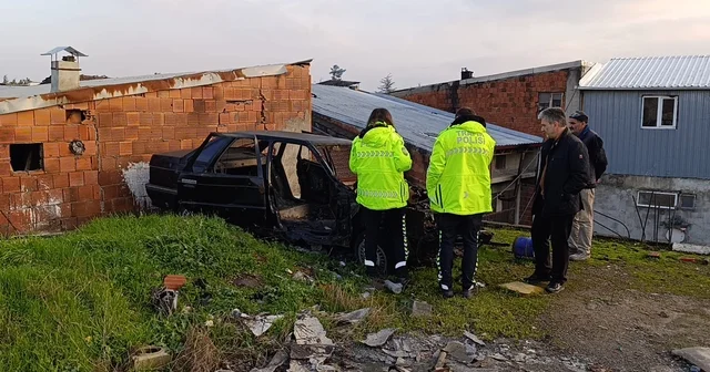Tamir etmek için çıktıkları iş yerinin çatısında hurda vaziyette otomobil buldular Bursa Haberleri