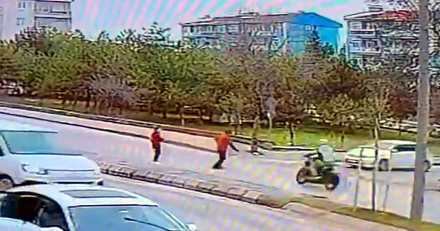 Torunuyla yolun karşısına geçerken motosiklet çarptı; kaza kamerada Edirne Haberleri