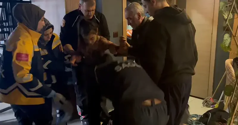 Düştüğü havalandırma boşluğundan halatla kurtarıldı