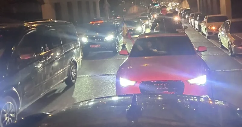 Tek bir nedeni var! Görüntüdeki trafik düğün konvoyu ya da asker uğurlaması için değil