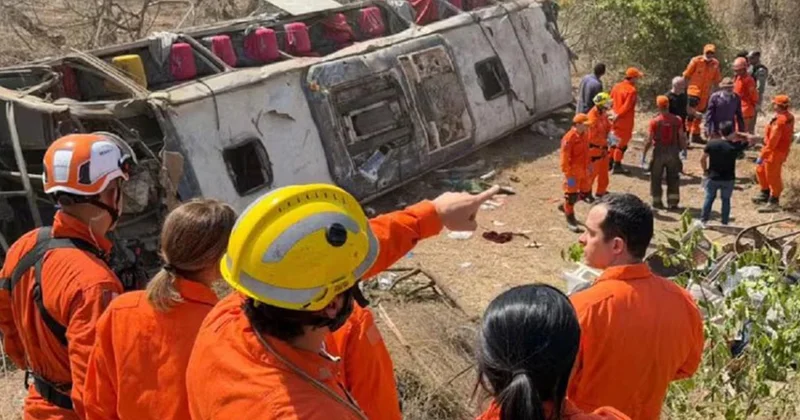 Brezilya da otobüsün devrilmesi sonucu 16 kişi hayatını kaybetti