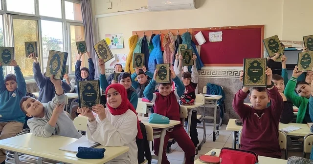 Anamur da öğrencilere Kur an ı Kerim hediye edildi Mersin Haberleri