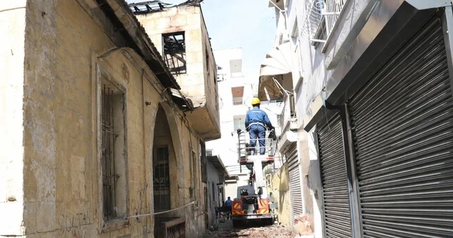 Yangında zarar gören tarihi Mersin evinin çatısı temizlendi Mersin Haberleri
