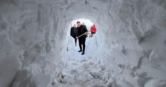 Yüksekova da esnaf dükkanının önüne kardan tünel açtı Hakkari Haberleri