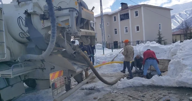 Bingöl de sağanak nedeniyle okul pansiyonunun bodrum katını basan su tahliye edildi Bingöl Haberleri