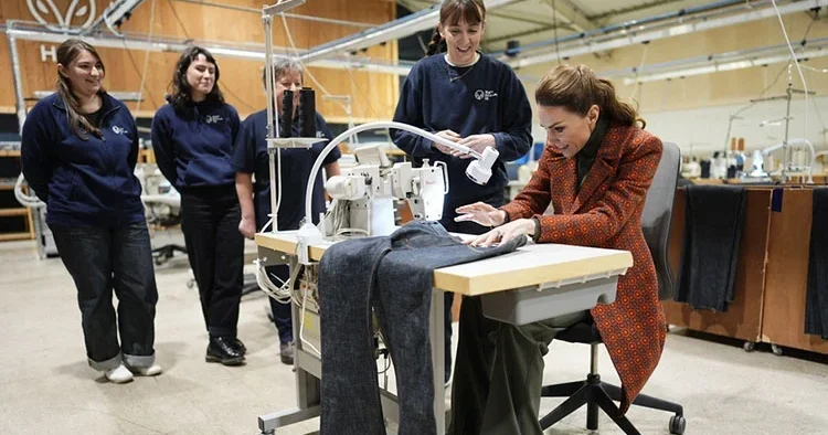 Sadece güzel değil çok da hamarat… Dikiş makinasının başına geçti, prens kocasına pantolon dikti!