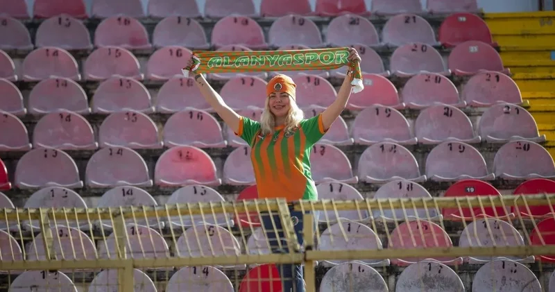 700 kilometre yol gelen genç kadın deplasmanda tek başına takımını destekledi