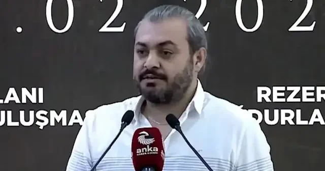 Özgür Özel in Hatay programında konuşturulan kişi: Beğenmediğimiz evlerde oturmak zorunda kalıp para ödeyeceğiz VİDEO İZLE