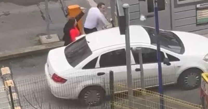 Son dakika: İstanbul haberleri: Kadıköy’de yol verme tartışması büyüdü... Otomobilin aynasını kırdı Son dakika haberleri