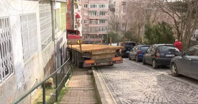 Beşiktaş’ta yokuştan kayan TIR binanın duvarına çarparak durabildi