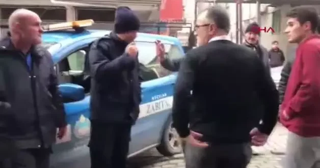 Kaldırıma park etti, uyaran zabıtaya saldırdı