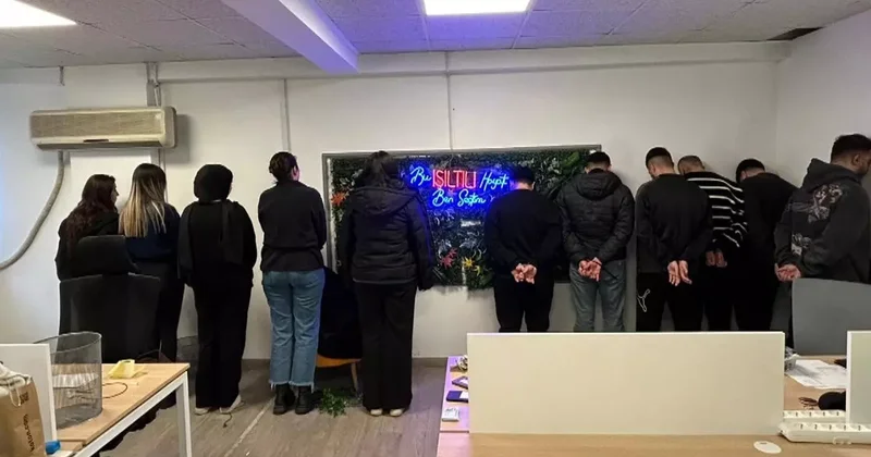 Polisi kapıda gören dolandırıcılar tüm delilleri camdan attı!