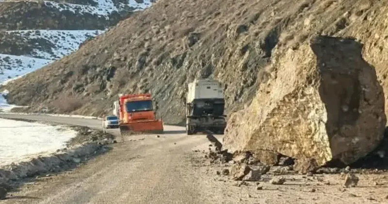 Yüksekova Van yoluna dev kaya parçaları düştü
