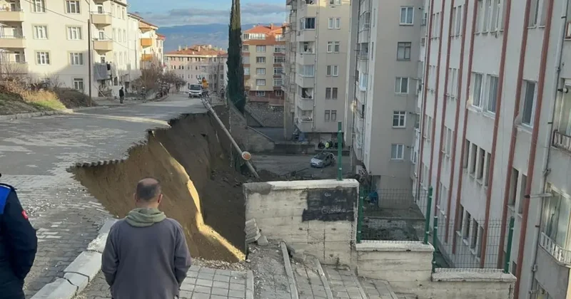 Kastamonu’da istinat duvarı çöktü, 7 araç zarar gördü