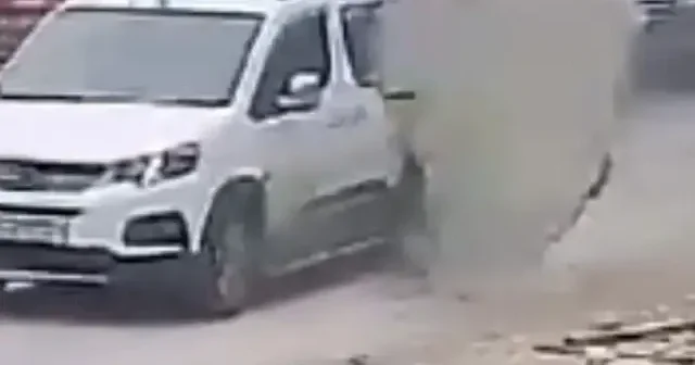 Yıkım sırasında binadan kopan beton parçası seyir halindeki araca çarptı: O anlar kamerada VİDEO İZLE