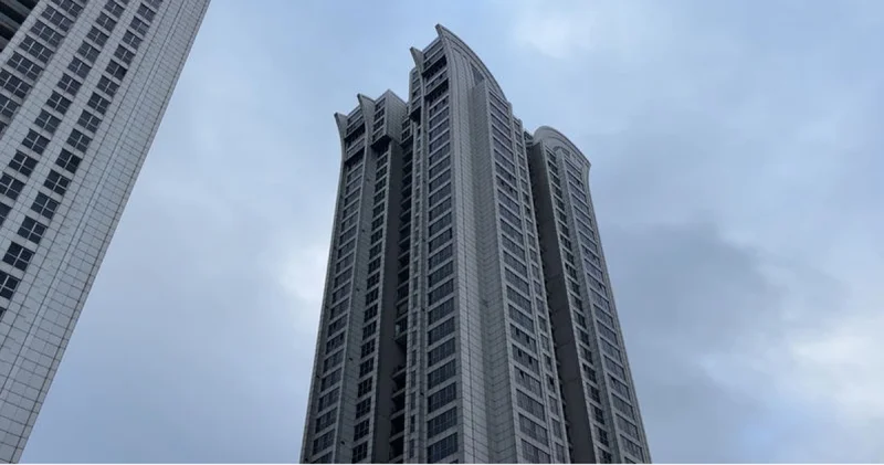 İstanbul da dehşet! Küçük çocuk 30.kattaki balkondan düştü! Son dakika haberleri