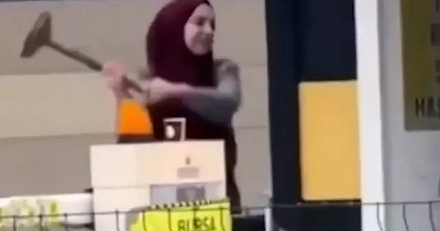 Taksiye alınmayınca öfke krizi geçirdi: Sağlık çalışanı durağı birbirine kattı VİDEO İZLE