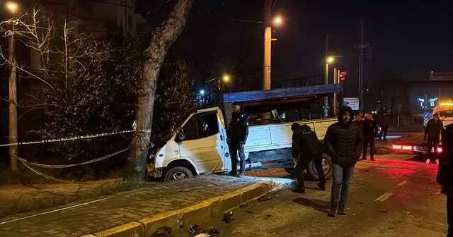 Akıl almaz kaza: Kamyonetler çarpıştı, savrulan stepne yayayı ağır yaraladı Sakarya Haberleri