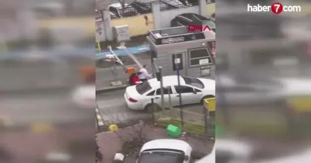 Kadıköy de trafik magandası dehşeti: Aynayı kırıp aracın üzerine fırlattı