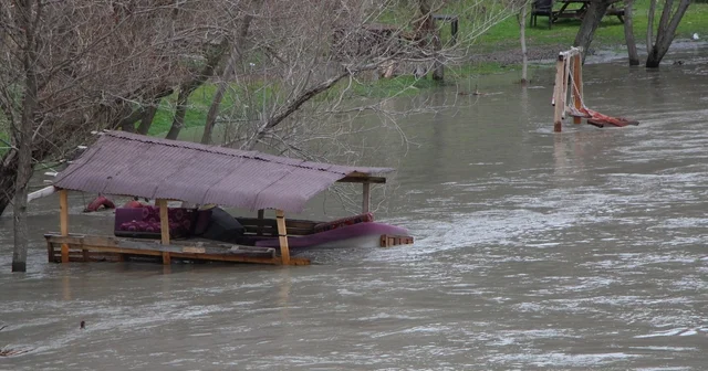 Yeşilırmak Nehri nde su seviyesi 2 metreye kadar yükseldi, piknik masaları akıntıya kapıldı Amasya Haberleri
