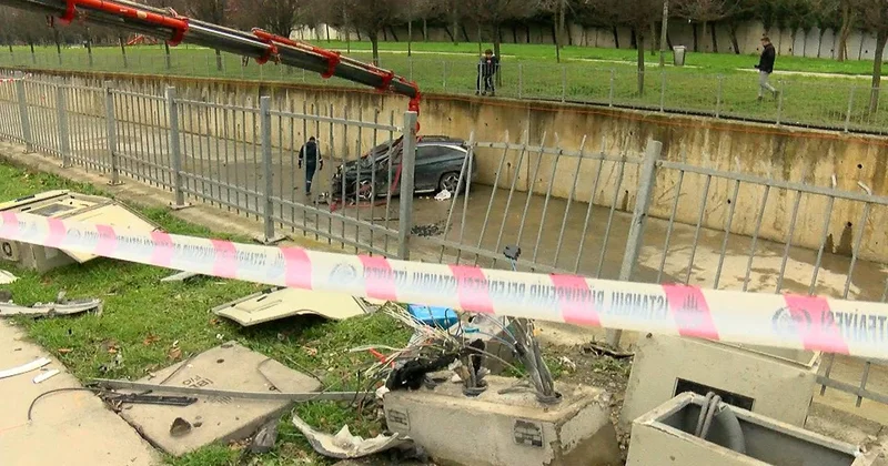 İki araç çarpıştı, otomobillerden biri dereye uçtu