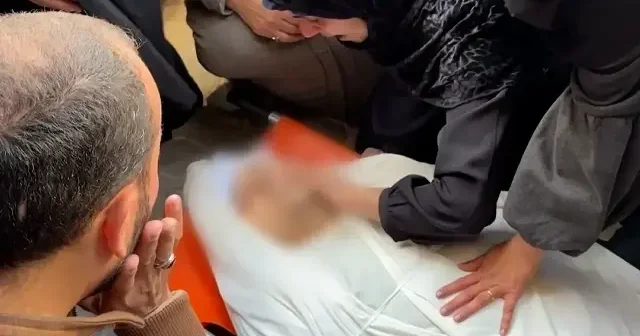 Filistinliler İsrail in ateşkese rağmen katlettiği ailelerine veda etti VİDEO İZLE