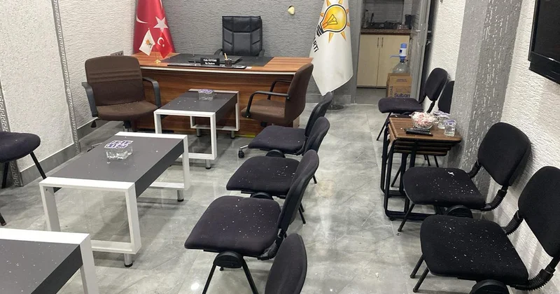 Balıkesir de AK Parti binasına taşlı saldırı