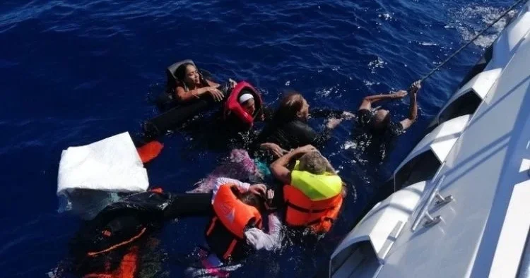 Ege Denizi nde can pazarı… Yunan Sahil Güvenlik gemisi ile çarpıştı, 14 göçmen öldü