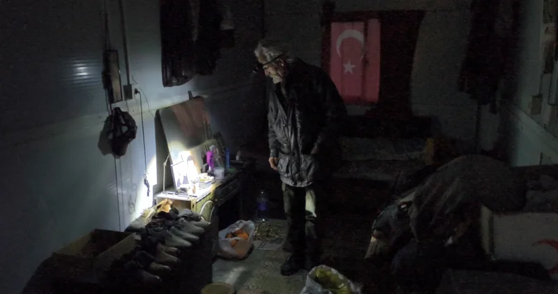 Osmaniye de depremden bu yana konteynerde elektriksiz yaşıyor: Suyu güneşte ısıtıp, banyo yapıyorum